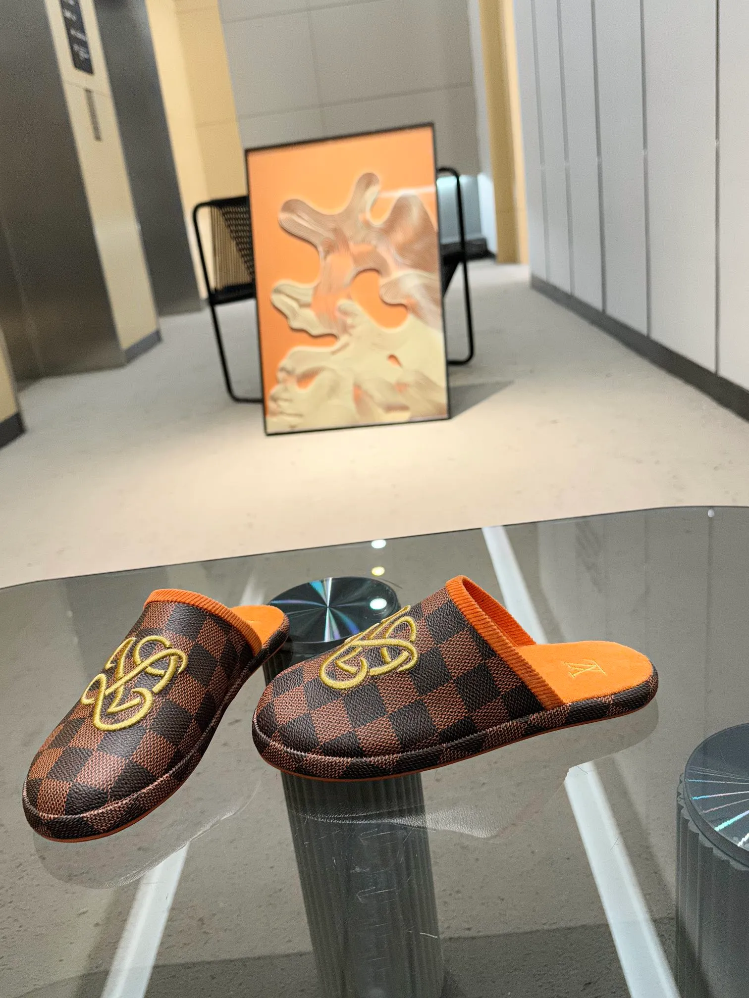 👟👟Ex-factory price 320👟👟 The 2024 couple’s counter features the latest hard goods of LV and Loewe co-branded slippers🆕 ✿Purchase level! Full of high-end feel! A popular model among bloggers at home and abroad, it’s retro and fashionable and looks amazing on your feet! Official website main recommendation code number 35-46